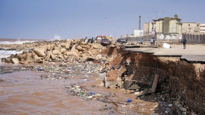Gambar selebaran yang disediakan oleh kantor perdana menteri sementara Libya yang berbasis di Benghazi pada 11 September 2023 menunjukkan pemandangan jalan pantai yang runtuh di kota timur Derna, sekitar 290 kilometer timur Benghazi, setelah badai Mediterania