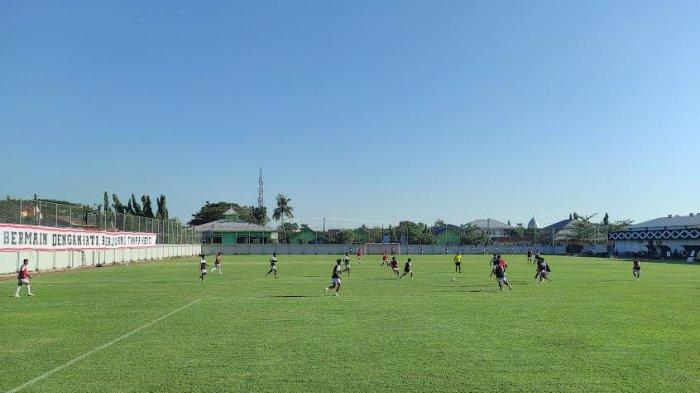 Game internal skuad PSM Makassar di Stadion Kalegowa, Kabupaten Gowa, Sulawesi Selatan, Sabtu (6/7/2024). Skor akhir 3-0 untuk kemenangan tim inti PSM Makassar dari pemain trial.