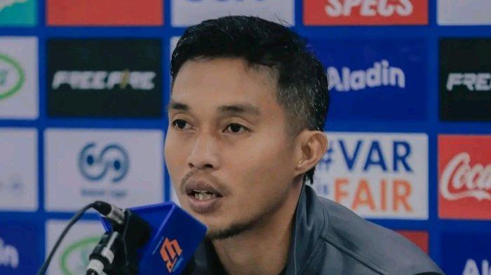 Gelandang PSM Makassar, Akbar Tanjung saat konferensi pers usai pertandingan melawan Persis Solo pada pekan 18 Liga 1 2024/2025 di Stadion Manahan, Solo, Jawa Tengah, Senin (13/1/2025).