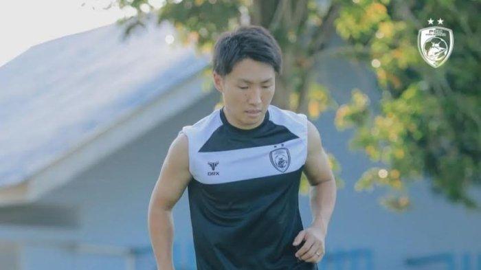 Gelandang PSM Makassar, Daisuke Sakai latihan bersama tim pasca pulih dari cedera.