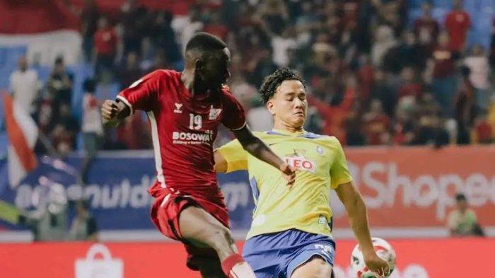Gelandang PSM Makassar, Latyr Fall saat lawan BG Pathum United di ASEAN Club Championship di Stadion Batakan, Balikpapan, Kalimantan Timur pada Rabu (21/8/2024).