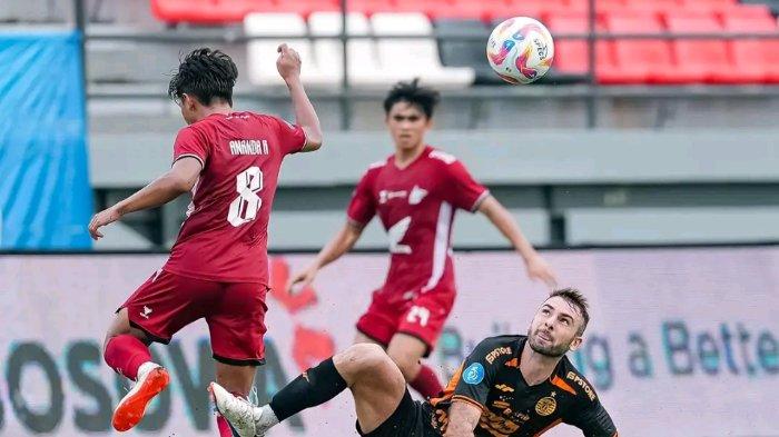 BEREBUT BOLA – Gelandang Persija Jakarta, Ramon Bueno berebut bola dengan gelandang PSM Makassar, Ananda Raehan di Stadion Kapten I Wayan Dipta, Gianyar, Bali, Ahad atau Minggu (23/2/2025) sore.
