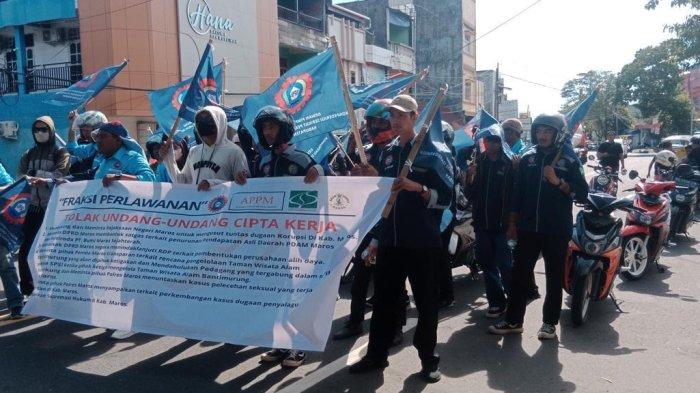 HARI BURUH 2025 - Mahasiswa UNM berkumpul di Pekarangan Kampus UNM Gunung Sari, Jl AP Pettarani Makassar. Mereka bergerak menuju flyover, Jl Urip Sumoharjo, untuk peringati Hari Buruh, Kamis (1/5/2025).