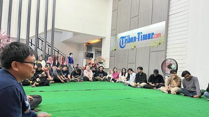 HUT TRIBUN TIMUR - Karyawan dan pimpinan Tribun-Timur berkumpul di lobby Kantor Tribun-Timur, Minggu (9/2/2025). Kegiatan ini merupakan salah satu rangkaian peringatan HUT Tribun-Timur ke-21 tahun. (