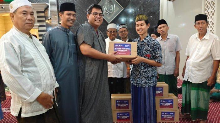 BOSOWA PEDULI - Head of Bosowa Peduli, Hafit Timor Mas’ud, menyerahkan paket bantuan kepada pengurus Masjid Al-Irshan Minasa Upa Blok G21, Kelurahan Gunung Sari, Kecamatan Rappocini, Jumat (7/3/3035). Pembagian paket pangan Bosowa Peduli merupakan bagian dari target 10.000 paket yang bekerja sama dengan unit usaha Bosowa dan PT MCM.