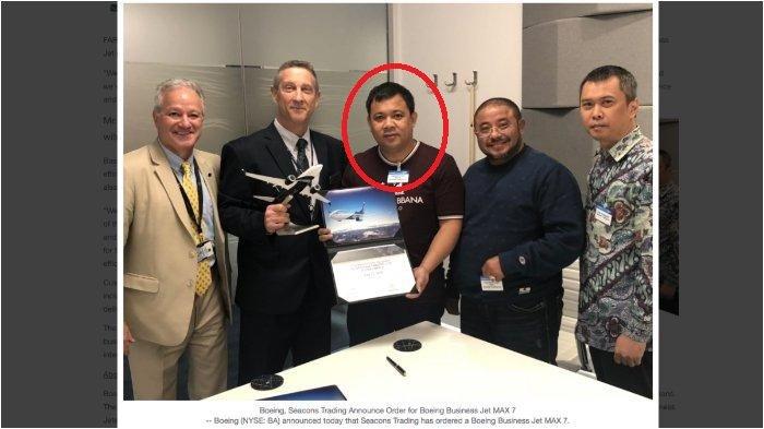 Haji Isam (tengah) saat datang memesan pesawat Boeing Business Jet MAX 7 pada acara pameran dirgantara Farnborough International Airshow 2018 di Farnborough, Inggris, Juli 2018 lalu.