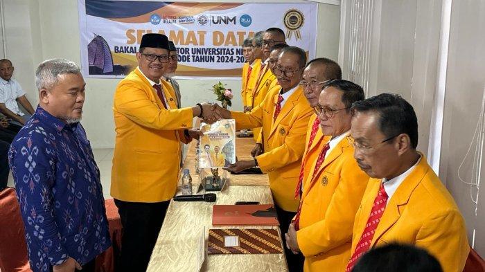 Prof Hasnawi Haris saat menyerahkan berkas ke Prof Hamsu Gani di Menara Pinisi, Jl AP Pettarani, Rabu (7/2/2024).