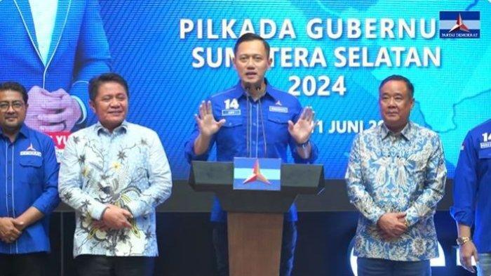 Ketua Umum Partai Demokrat, Agus Harimurti Yudhoyono (AHY) saat meresmikan pengusungan Herman Deru dan Cik Ujang sebagai cagub dan cawagub dalam konferensi pers di Markas DPP Partai Demokrat, Jakarta pada Selasa (11/6/2024). Profil dari Herman Deru dan Cik Ujang yang diusung Demokrat menjadi cagub-cawagub di Pilkada Sumsel 2024.