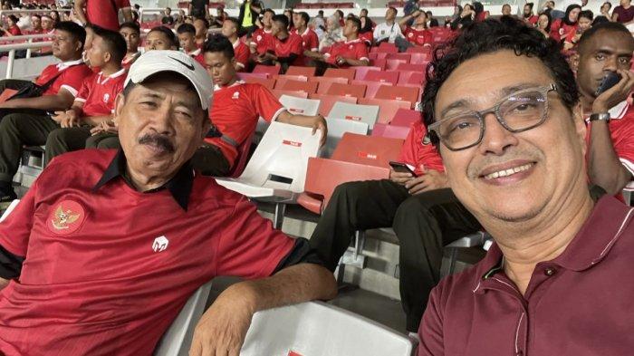 Husain Abdullah dan legenda suporter PSM Makassar, Karaeng Iskandar, di sela laga Indonesia vs Arab Saudi
di Stadion Utama Gelora Bung Karno, Jakarta, Selasa (19/11/2024) malam.