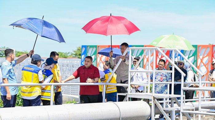 IPAL LOSARI - Wali Kota Makassar Munafri Arifuddin mendampingi kunjung kerja Direktur Jenderal Cipta Karya Kementerian Pekerjaan Umum dan Perumahan Rakyat (PUPR), Dewi Chomistriana ke Instalasi Pengolahan Air Limbah (IPAL) Losari, Jl Metro Tanjung Bunga, Selasa (12/5/2025).