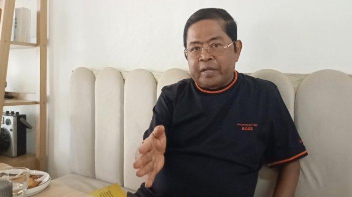 BESARKAN PARTAI- Wakil Ketua Umum DPP Partai Golkar, Idrus Marham saat ngopi bersama jurnalis Makassar di Cafe Tawa, Jl SAM Ratulangi, Kota Makassar, Sulsel, Sabtu (7/6/2025). Ia menyoroti pentingnya mengedepankan prestasi dan semangat membesarkan partai, bukan sekadar menguasainya.