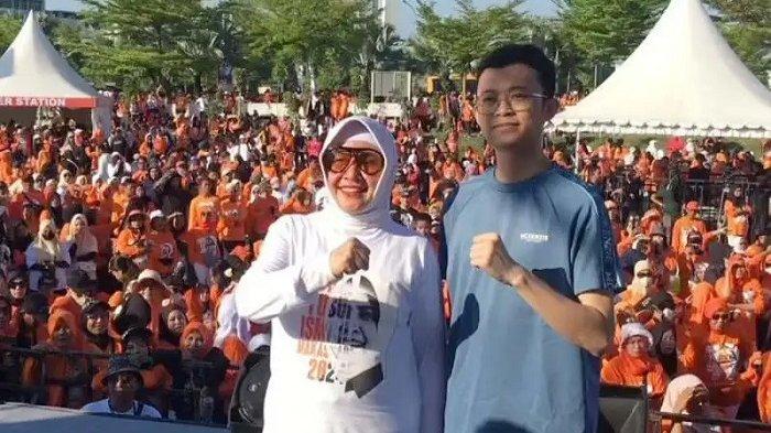 Kandidat calon Wakil Wali Kota Makassar, Ilham Ari Fauzi Amir Uskara ikut memeriahkan senam Ininnawa bakal Calon Wali Kota, Indira Yusuf Ismail di Anjungan Pantai Losari, Sulawesi Selatan, Minggu (14/7/2024).