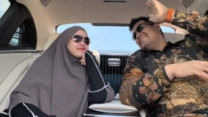 Momen Andi Amar Maruf Sulaiman bersama calon istri Ihsani Nurul Izzah. Ihsani Gadis Soppeng Dilamar Anak Mantan Mentan: Mahar Rp2 M, 2 Kg Emas 1 Alphard dan 1 Rumah.