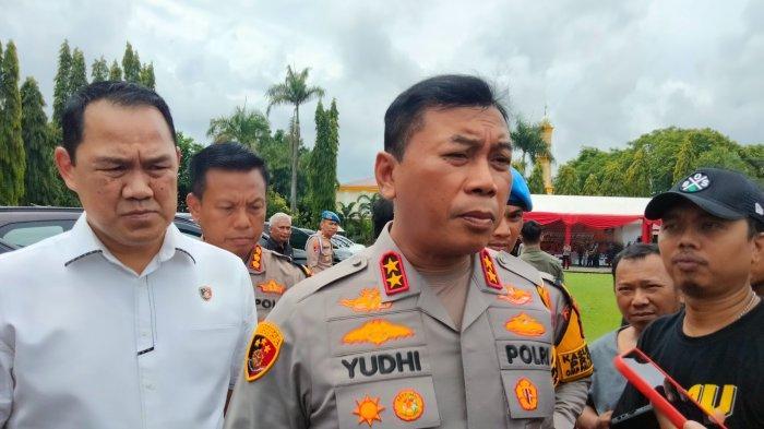 Kapolda Sulsel Irjen Pol Yudhiawan didampingi Dirkrimsus Kombes Pol Dedi Supriyadi di Mapolda Sulsel, Jl Perintis Kemerdekaan, Makassar, Selasa (12/11/2024)