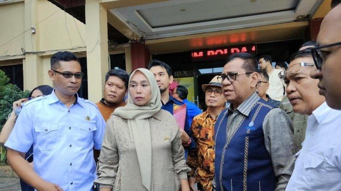 Istri pengacara almarhum Rudi S Gani, Hj Maryam (45) mendatangi Direktorat Reserse Kriminal Umum (Ditkrimum) Polda Sulsel, Senin (6/1/2025) siang.