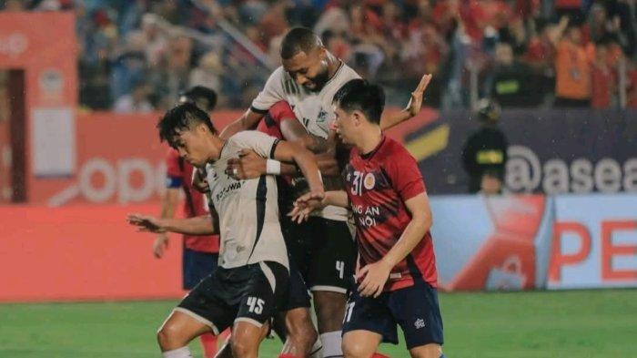 JADWAL PADAT – Bek PSM Makassar, Yuran Fernandes dan gelandang, Akbar Tanjung saat melawan Cong An Ha Noi (CAHN) FC pada leg kedua semifinal ASEAN Club Championship (ACC) 2024/2025 di Stadion Hang Day, Hanoi, Vietnam, Rabu (30/4/2025) malam. PSM Makassar dihantui kelelahan saat melawan PSS Sleman pada pekan 31 Liga 1 2024/2025 di Stadion Maguwoharjo, Sleman, Daerah Istimewa Yogyakarta, Sabtu (3/5/2025).