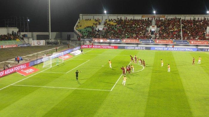 JALANNYA PERTANDINGAN - Jalannya pertandingan PSM Makassar vs Cong An Ha Noi FC di Stadion BJ Habibie, Parepare, Rabu (2/4/2025) malam. Reza Arya gagalkan penalti.