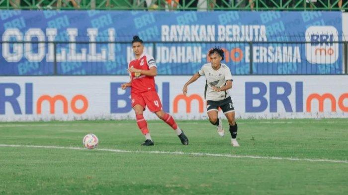 JALANNYA PERTANDINGAN - Pemain PSM Makassar, Fahrul Aditia dikawal pemain Barito Putera, Anderson Nascimento di Stadion Demang Lehman, Banjar, Kalimantan Selatan, Sabtu (1i/5/2025) sore. PSM 0-0 Barito Putera hingga babak pertama.