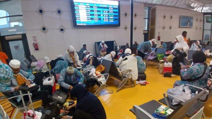 Jemaah haji asal Makassar merapikan bawaan agar tidak over bagasi saat terbang dari bandara King Abdul Aziz Airport (KAAA) ke bandara Internasional Sultan Hasanuddin, Makassar, Selasa (4/7/2023) dini hari.