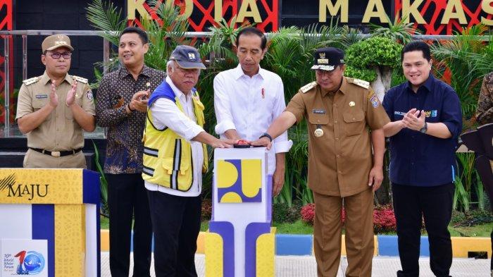 Presiden Joko Widodo bersama Menteri Pekerjaan Umum dan Perumahan Rakyat (PUPR) Basuki Hadimuljono dan Penjabat Gubernur Sulawesi Selatan (Sulsel), Bahtiar Baharuddin, menekan tombol sirene ditandai dengan pembukaan saluran air dan penandatanganan prasasti saat meresmikan Instalasi Pengelolaan Air Limbah (IPAL) Losari, di Kawasan Metro Tanjung Bunga Makassar, Kamis, (22/2).