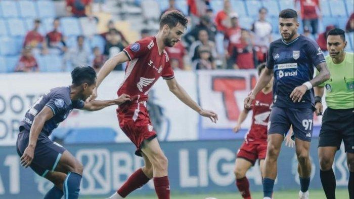 KEANGKERAN SEGIRI – Striker PSM Makassar, Nermin Haljeta mendapat pengawalan dari pemain Borneo FC pada pekan 12 Liga 1 2024/2025 di Stadion Batakan, Balikpapan, Kalimantan Timur, Senin (2/12/2025). PSM Makassar dihantui catatan buruk ketika bertandang markas Borneo, Stadion Segiri, Samarinda, Kalimantan Timur saat bertemu pada pekan 29, Jumat (18/4/2025).