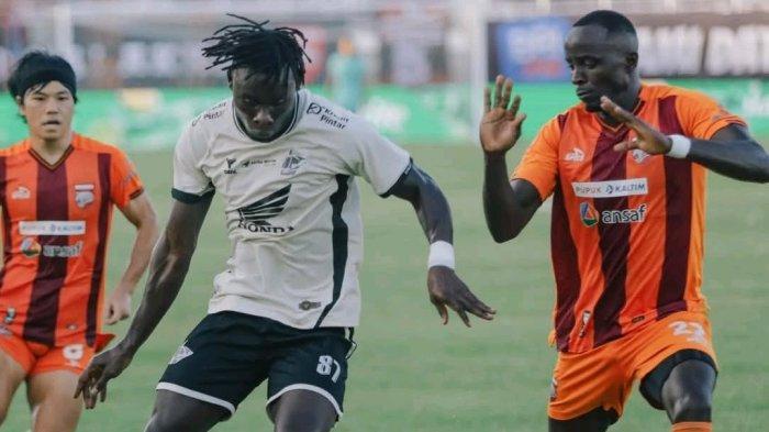 KINERJA WASIT - Striker PSM Makassar, Balotelli dijaga oleh bek Borneo FC, Christophe Nduwarugira pada pekan 29 Liga 1 2024/2025 di Stadion Segiri, Samarinda, Kalimantan Timur, Jumat (18/4/2025) sore. Pelatih PSM Makassar, Bernardo Tavares soroti kinerja wasit dan penerapan VAR.