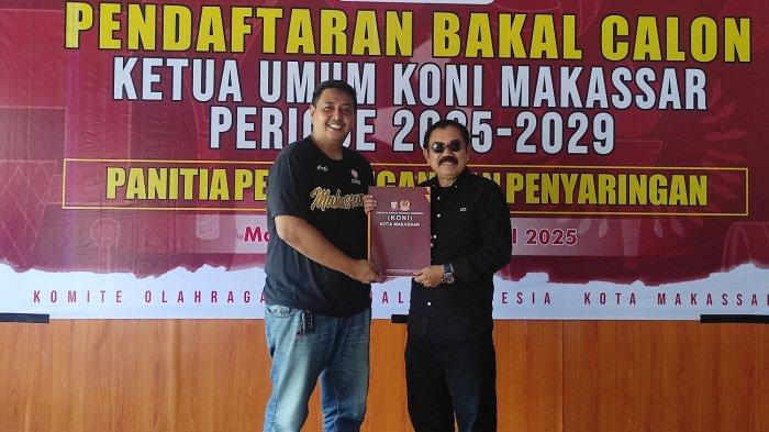 KONI MAKASSAR – Pengacara senior, Mochtar Djuma (kiri) saat menerima formulir pendaftaran Bakal Calon Ketua Umum KONI Makassar periode 2025-2029 dari Ketua Panitia Penjaringan dan Penyaringan, Andi Yasin Iskandar (kanan) di Kantor KONI Makassar, Jl Kerung-Kerung, Kelurahan Mardekaya Utara, Kecamatan Makassar, Kota Makassar, Senin (14/4/2025). Mochtar Djuma maju sebagai balon ketua demi perbaiki KONI Makassar.