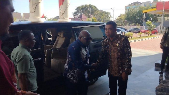 KUNJUNGAN MENHAM - Menteri Hak Asasi Manusia (HAM) RI Natalius Pigai, meninjau kantor Kementerian HAM (KemenHAM) Wilayah Sulsel, Jl Sultan Alauddin, Kecamatan Rappocini, Kota Makassar, Senin (12/5/2025) siang.(dok.