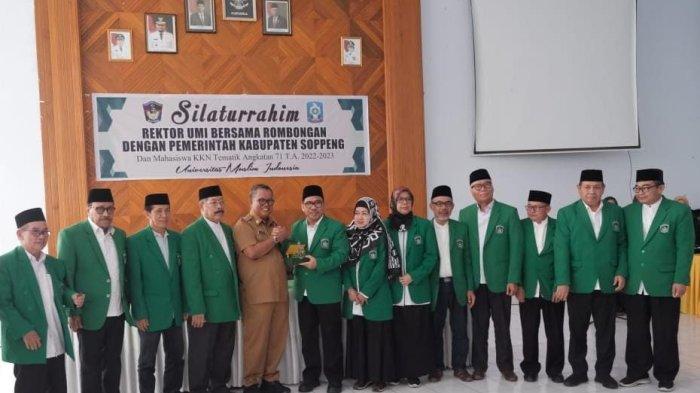 Rombongan UMI disambut langsung oleh Wakil Bupati Soppeng Ir. Lutfi Halide, MP. didampingi para Camat dan Kepala Desa Kab. Soppeng beserta 13 Dosen Supervisi dan 333 mahasiswa KKN UMI yang tersebar pada 26 Desa di Kab. Soppeng.