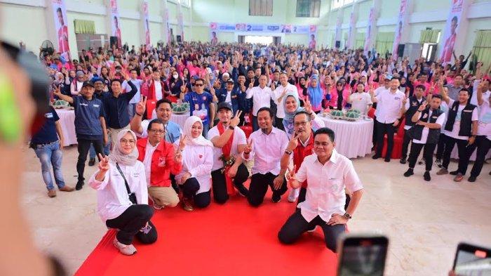Foto bersama Ketua Umum Partai Solidaritas Indonesia (PSI) Kaesang Pangarep (tengah) bersama calon Gubernur dan Wakil Gubernur Sulsel Andi Sudirman Sulaiman - Fatmawati Rusdi di Gedung Islamic Center, Jalan Sultan Hasanuddin, Kecamatan Barru, Kabupaten Barru, Selasa (29/10/2024).