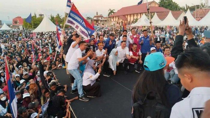 Ketua Umum Partai Solidaritas Indonesia (PSI) Kaesang Pangarep mendatangi Kabupaten Sidrap, Sulawesi Selatan. Kaesang menggandeng Rusdi Masse untuk kampanye bersama calon wakil gubernur Sulawesi Selatan (Sulsel) nomor urut 2, Fatmawati Rusdi, saat menyambangi Kabupaten Sidrap, Selasa (29/10/2024).