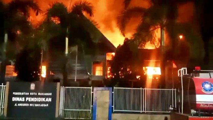 Kantor Disdik Makassar yang terletak di Jalan Anggrek Raya, Kecamatan Panakkukang, Kota Makassar, Sulsel, terbakar habis, sekira pukul 02:30 Wita.