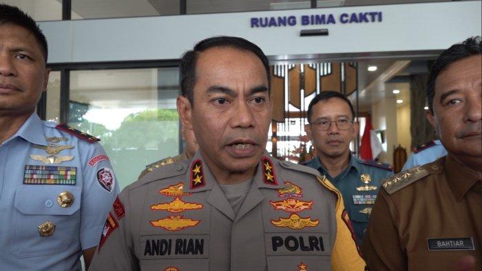 Kapolda Sulsel Irjen Pol Andi Rian R Djajadi bersama PJ Gubernur Sulsel Bahtiar Baharuddin saat ditemui di Base Ops Lanud Sultan Hasanuddin, Maros, Sulsel, Kamis (22/2/2024) sore.