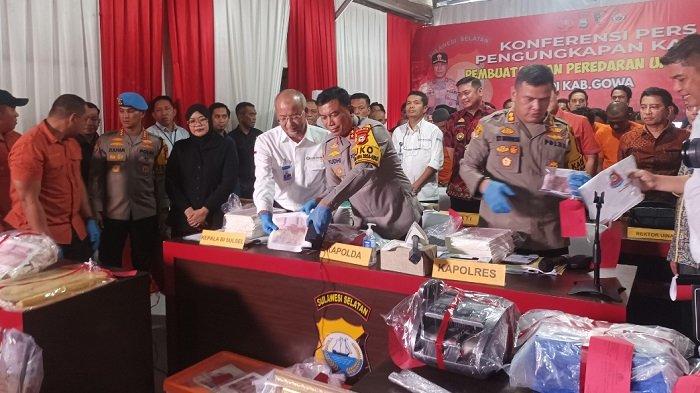 Kapolda Sulsel, Irjen Pol Yudhiawan Wibisono saat memimpin jumpa pers sindikat uang palsu di Polres Gowa, Jl Syamsuddin Tunru, Kecamatan Somba Opu, Gowa, Sulawesi Selatan, Kamis (19/12/2024).