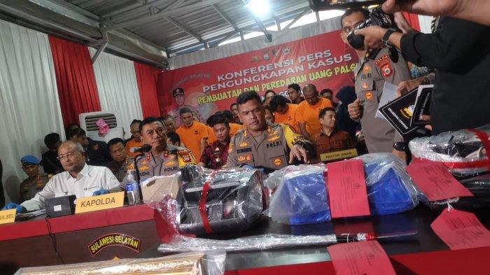 Kapolda Sulsel Irjen Yudhiawan Wibisono saat menggelar jumpa pers di Mapolres Gowa. Sebanyak 17 orang ditetapkan tersangka kasus uang palsu di UIN Alauddin.