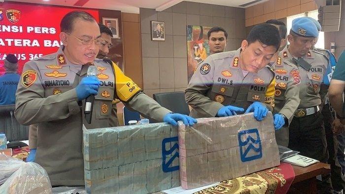 Kapolda Sumbar Irjen Pol Suharyono, bersama dengan jajaran memperlihatkan barang bukti yang berhasil diamankan dalam perkara pencurian dengan kekerasan yang dilakukan oleh dua oknum Polisi dan satu orang sipil di Kabupaten Padang Pariaman, Sumatera Barat, Rabu (28/8/2024)