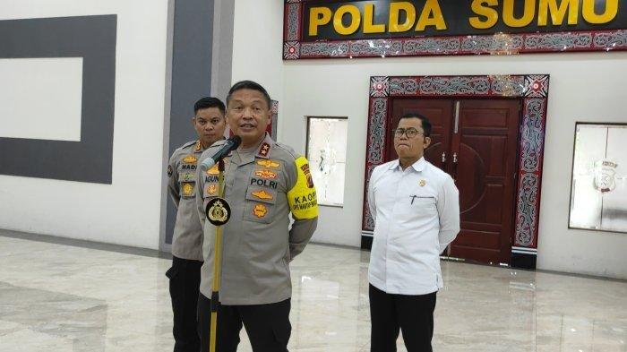 Kapolda Sumut Irjen Agung Setya Imam Effendi (tengah) Kabid Humas Polda Sumut Kombes Hadi Wahyudi (kiri) dan Dirkrimsus Kombes Teddy John Sahala Marbun (kanan) saat memaparkan kasus Lukman Doloksaribu, tersangka ujaran kebencian dan penistaan agama.