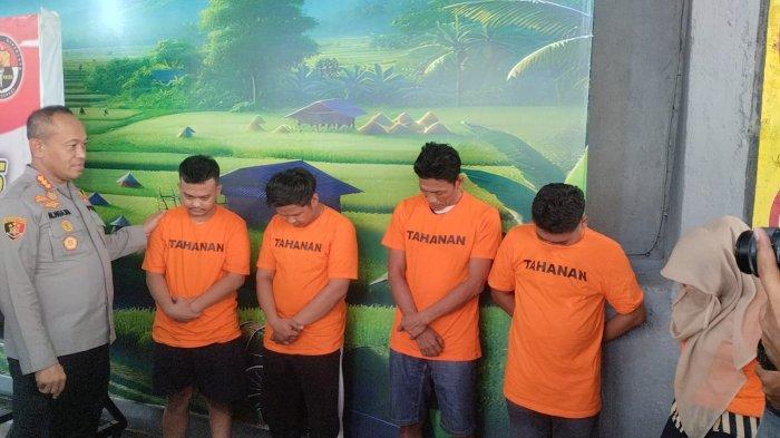 Kapolrestabes Makassar, Kombes Pol Mokhamad Ngajib saat memimpin konfrensi pers pengungkapan kasus judi online di Mapolrestabes Makassar, Jl Ahmad Yani, Makassar, (18/11/2024)