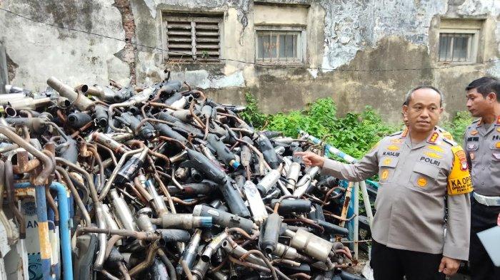 Kapolrestabes Makassar Kombes Pol Mokhamad Ngajib saat memperlihatkan tumpukan knalpot brong yang disita di Satlantas Polrestabes Makassar, Selasa (12/12/2023) siang.