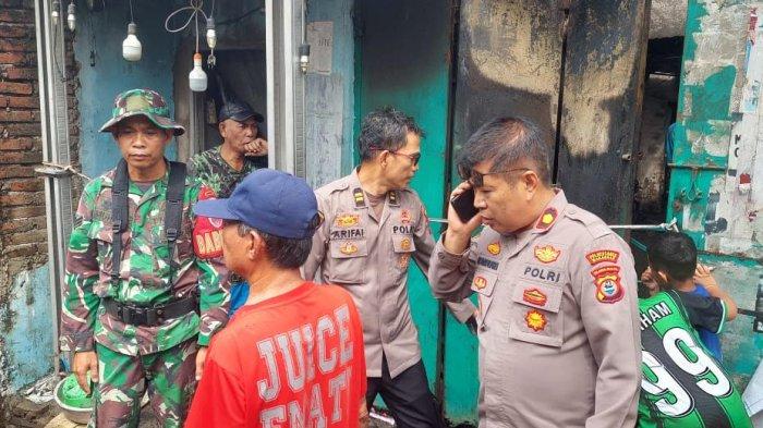 Kapolsek Tallo Kompol Syamsuardi saat mendatangi lokasi kebakaran Tewaskan Nenek dan cucu di Jl Sabutung Baru, Kecamatan Tallo, Makassar, Kamis (12/5/2025) siang.