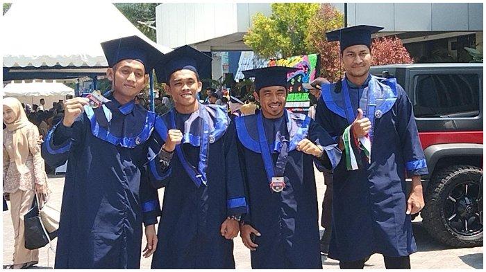 Kapten PSM Makassar M Arfan wisuda di Balai Sidang Universitas Bosowa, Jalan Urip Sumoharjo, Kamis (16/11/2023). M Arfan bersama Reza Arya, Rizky Eka, mantan pemain PSM Abdul Rahman.