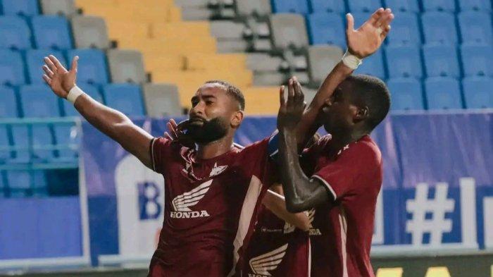 Kapten PSM Makassar, Yuran Fernandes, merayakan golnya ke gawang Madura United pada pekan kedelapan Liga 1 2024/2025 di Stadion Batakan, Balikpapan, Jumat (18/10/2024).