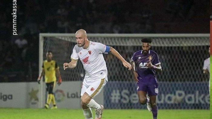 Aksi Kapten PSM Makassar Wiljan Pluim saat merumput di lapangan.