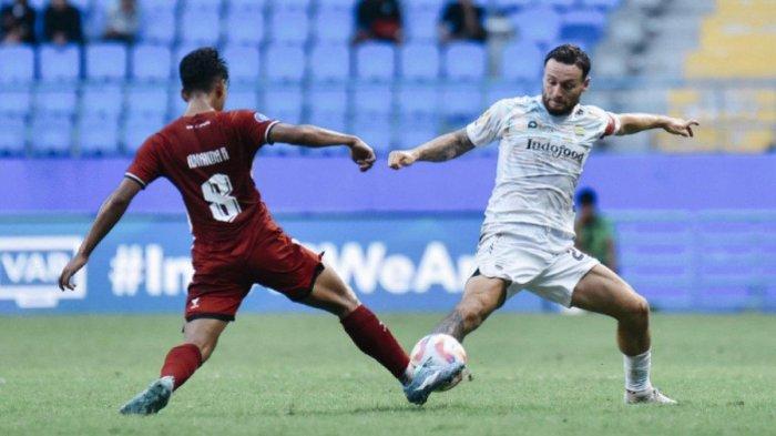 Kapten Persib Bandung, Marc Klok (kanan) berhadapan pemain PSM Makassar, Ananda Raehan (kiri) dalam lanjutan pekan keempat Liga 1 2024/2025 di Stadion Batakan, Balikpapan, Rabu (11/9/2024).