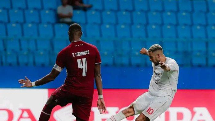 Penyerang Persis Solo, Karim Rossi lepaskan tembakan yang dihalau oleh bek PSM Makassar, Yuran Fernandes di pekan pertama Liga 1 2024/2025 di Stadion Batakan, Balikpapan, Kalimantan Timur, Sabtu (10/8/2024). Persis Solo kalah 3-0 dari PSM Makassar.