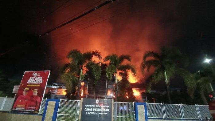Kebakaran kantor Dinas Pendidikan (Disdik) Kota Makassar, Jl Anggrek Raya, Makassar, Sulsel, Sabtu (11/1/2025). Sejumlah dokumen di ruang bagian keuangan ludes terbakar.