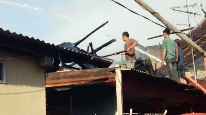 KEBAKARAN - Kebakaran melanda pemukiman padat penduduk di Jl Abdul Kadir 2, Kelurahan Balang Baru, Kecamatan Tamalate, Kota Makassar, Sabtu (19/4/2025) sore. Petugas Damkar telah sampai di lokasi kebakaran.
