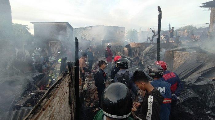 KEBAKARAN MAKASSAR - Suasana belasan rumah ludes setelah dilanda kebakaran di pemukiman padat penduduk, Jl Abdul Kadir 2, Kelurahan Balang Baru, Kecamatan Tamalate, Kota Makassar, Sabtu (19/4/2025) sore.