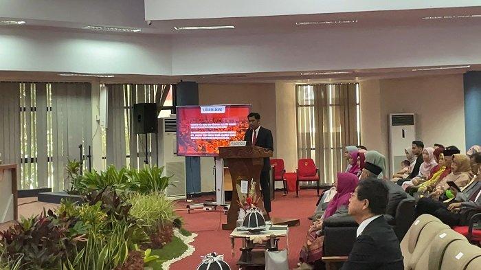 UJIAN DOKTOR - Kepala Bapenda Makassar Dr Firman Pagarra saat ujian promosi doktor di Aula Lembaga Penelitian dan Pengabdian kepada Masyarakat (LPPM) Universitas Hasanuddin (Unhas) pada Rabu (12/2/2025). Penelitian tentang skema Collective Innovation dalam peningkatan PAD mengantar Firman Pagarra raih gelar doktor.