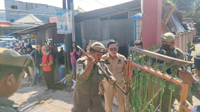 Kepala Dinas Pendidikan Kota Makassar Muhyiddin memimpin pembukaan gembok akses masuk di SD Pajjaiang, Jl Pajjaiang, Kecamatan Biringkanaya, Makassar, Selasa (16/7/2024).